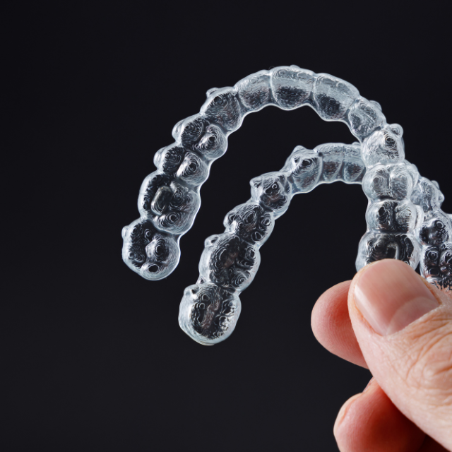 hold clear teeth aligners